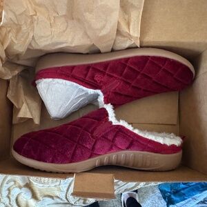 Spenco womens Velveteen Slipper - Cranberry - NWT - Size 8.5M